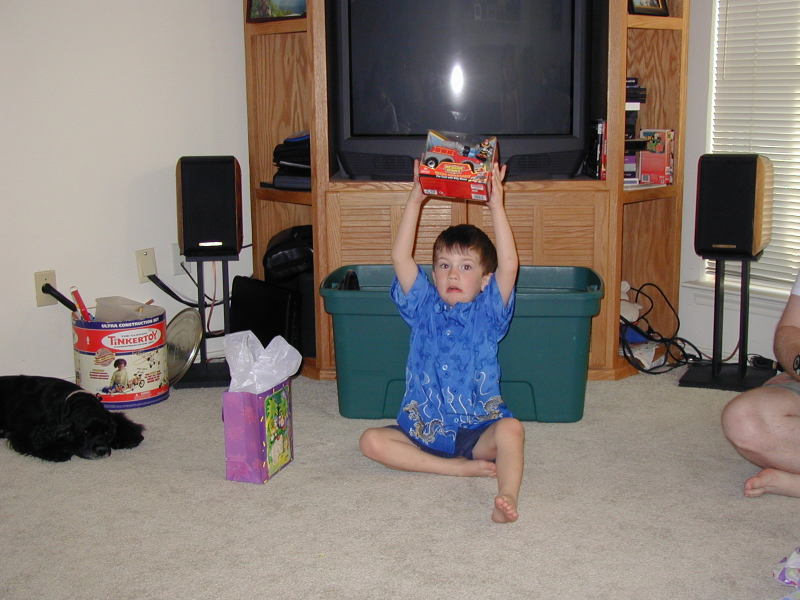 2005/05(May)/Dax-4th-Bday/800x600_2005-05-01-Dax-4th-Bday-65-presents.JPG