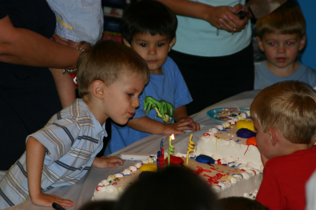 2005-05-22-Jackson-4th-bday-34-cake.JPG