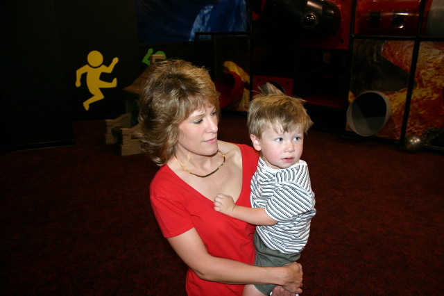 2005/05(May)/Jackson-4th-bday/640x480_2005-05-22-Jackson-4th-bday-06-Kim-Brendan.JPG