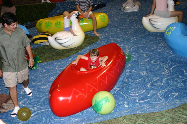 2005/05(May)/Jackson-4th-bday/640x480_2005-05-22-Jackson-4th-bday-16-Aaron.JPG