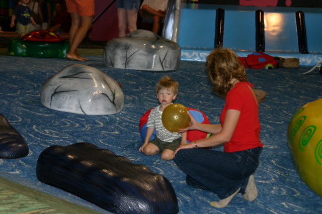 2005/05(May)/Jackson-4th-bday/640x480_2005-05-22-Jackson-4th-bday-23-Kim-Brendan.JPG