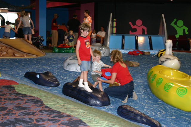 2005/05(May)/Jackson-4th-bday/640x480_2005-05-22-Jackson-4th-bday-24-Kim-Brendan-Aaron.JPG