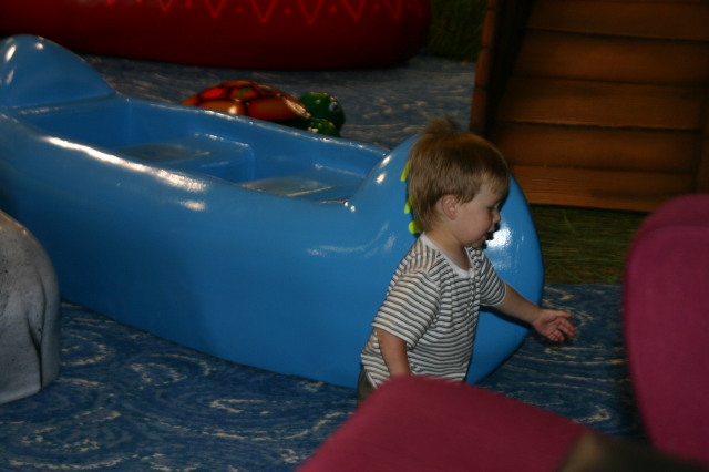 2005/05(May)/Jackson-4th-bday/640x480_2005-05-22-Jackson-4th-bday-28-Brendan.JPG