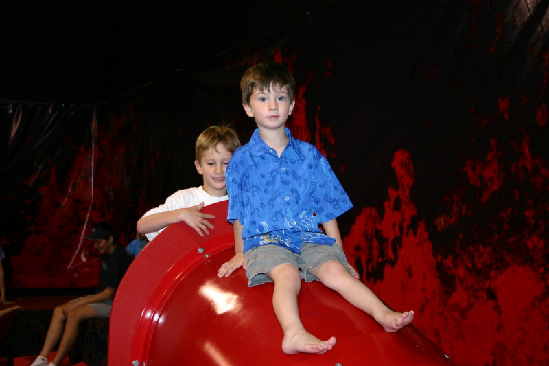 2005/05(May)/Jackson-4th-bday/800x600_2005-05-22-Jackson-4th-bday-14-Dax-Chance.JPG