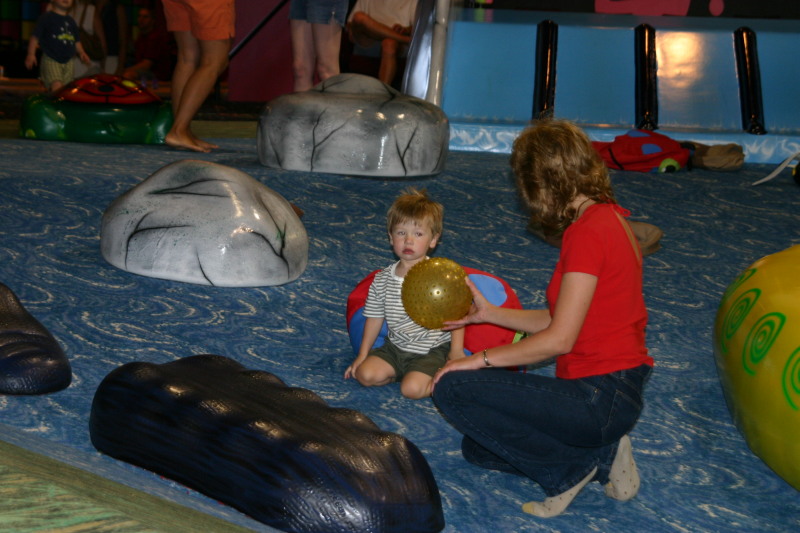 2005/05(May)/Jackson-4th-bday/800x600_2005-05-22-Jackson-4th-bday-23-Kim-Brendan.JPG