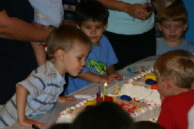 2005-05-22-Jackson-4th-bday-34-cake.JPG