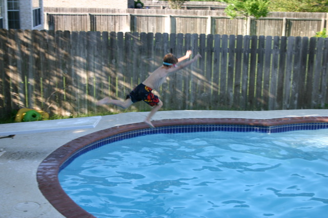 2005/05(May)/Lasater-Dinner/640x480_2005-05-30-Lasater-Dinner-pool-04-Chance-jumping.JPG