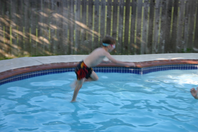 2005/05(May)/Lasater-Dinner/640x480_2005-05-30-Lasater-Dinner-pool-06-Chance-jumping.JPG