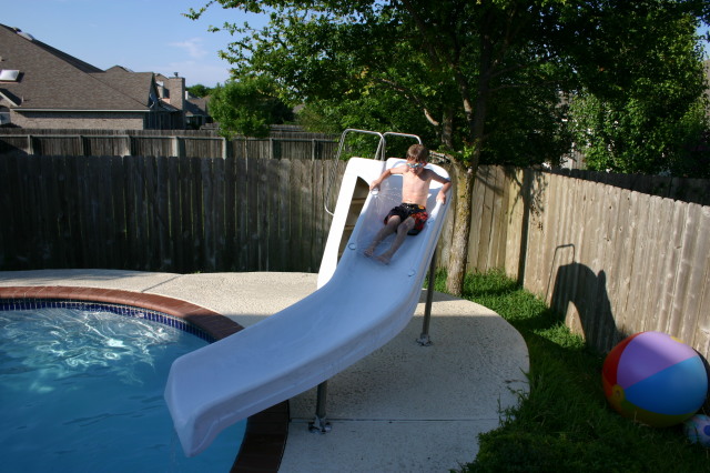 2005/05(May)/Lasater-Dinner/640x480_2005-05-30-Lasater-Dinner-pool-08-Chance-sliding.JPG
