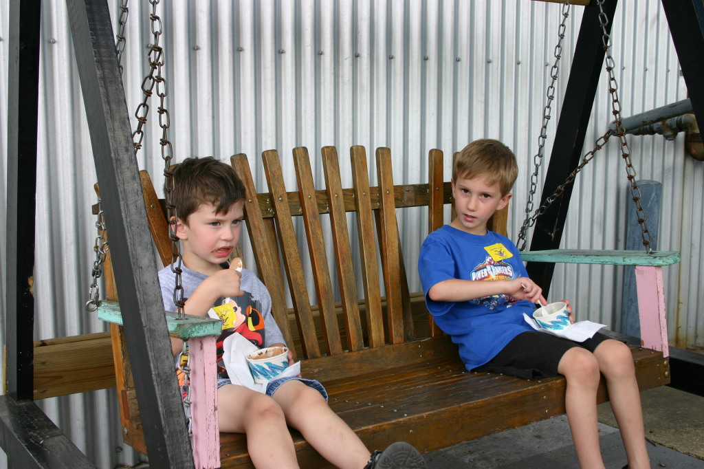 2005/05(May)/Misc/2005-05-07-Amys-icecream-1-Chance-Dax.JPG