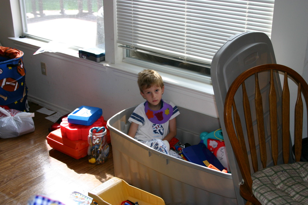 2005/05(May)/Misc/1024x768_2005-05-14-toy-cleanup-1-Chance.JPG