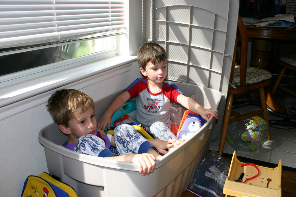 2005/05(May)/Misc/1024x768_2005-05-14-toy-cleanup-4-Chance-Dax.JPG