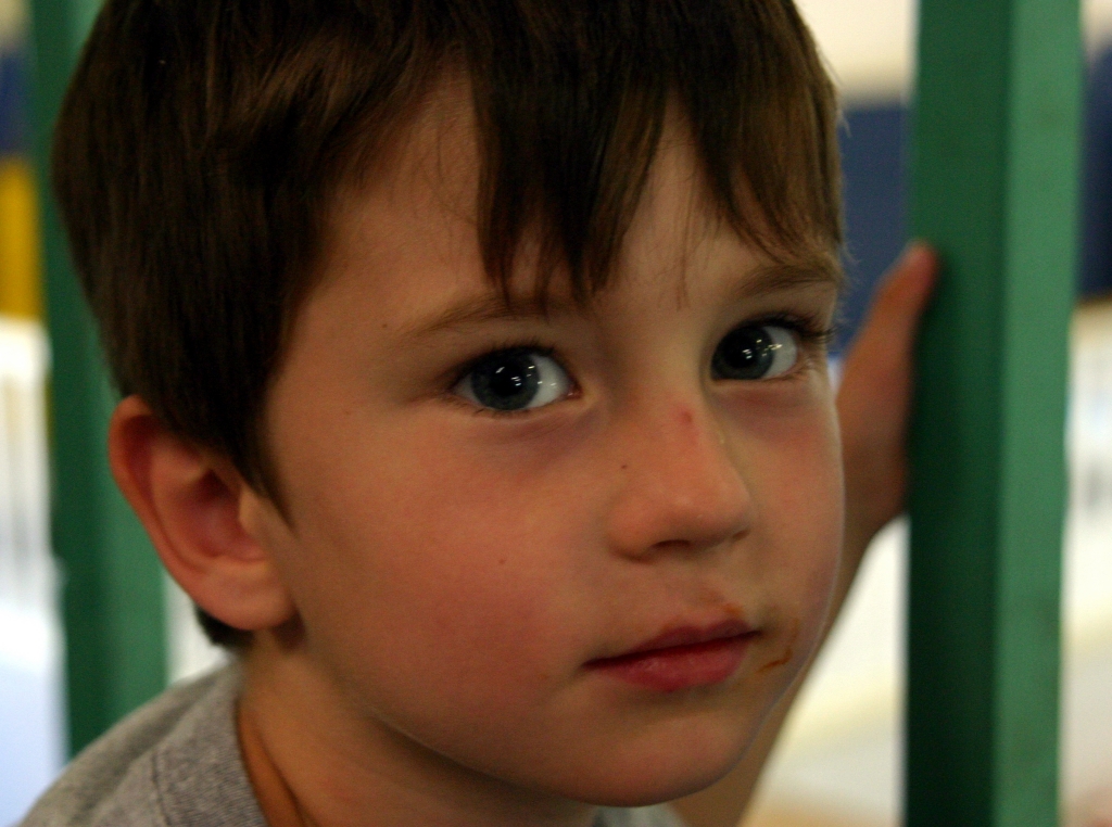 2005/05(May)/Misc/1024x768_2005-05-26-Dax-at-gymnastics-1.JPG