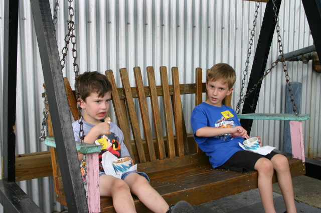 2005/05(May)/Misc/2005-05-07-Amys-icecream-1-Chance-Dax.JPG