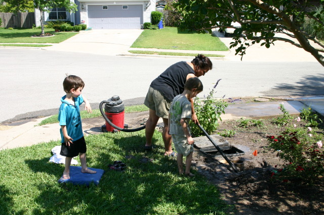 2005-05-21-Marlene-water-pipe-problem-1-Dax-Chance.JPG