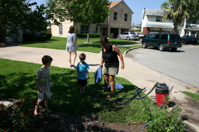 2005/05(May)/Misc/640x480_2005-05-21-Marlene-water-pipe-problem-2-Dax-Chance.JPG