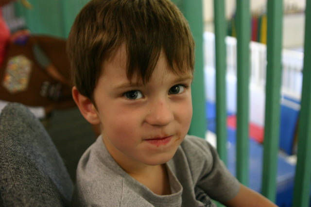 2005/05(May)/Misc/640x480_2005-05-26-Dax-at-gymnastics-3.JPG