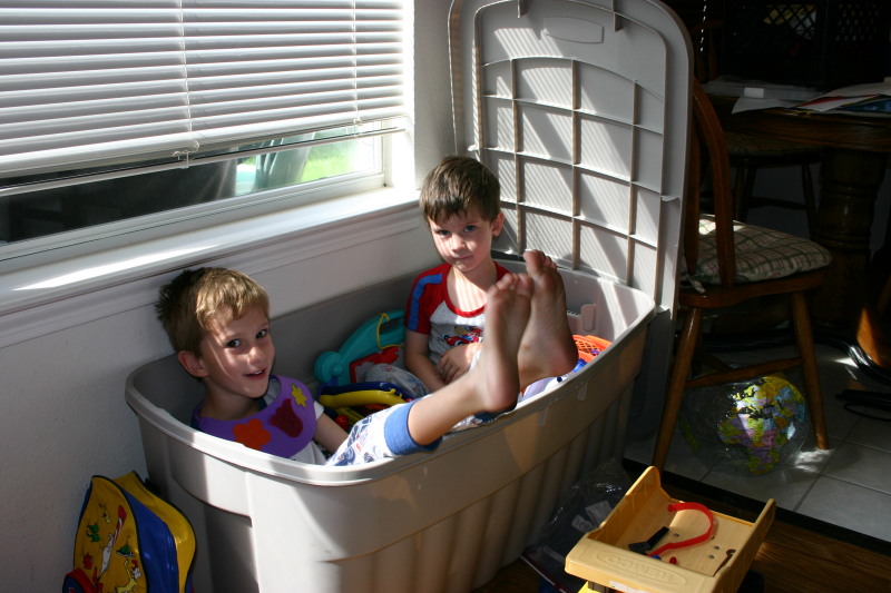 2005/05(May)/Misc/800x600_2005-05-14-toy-cleanup-3-Chance-Dax.JPG