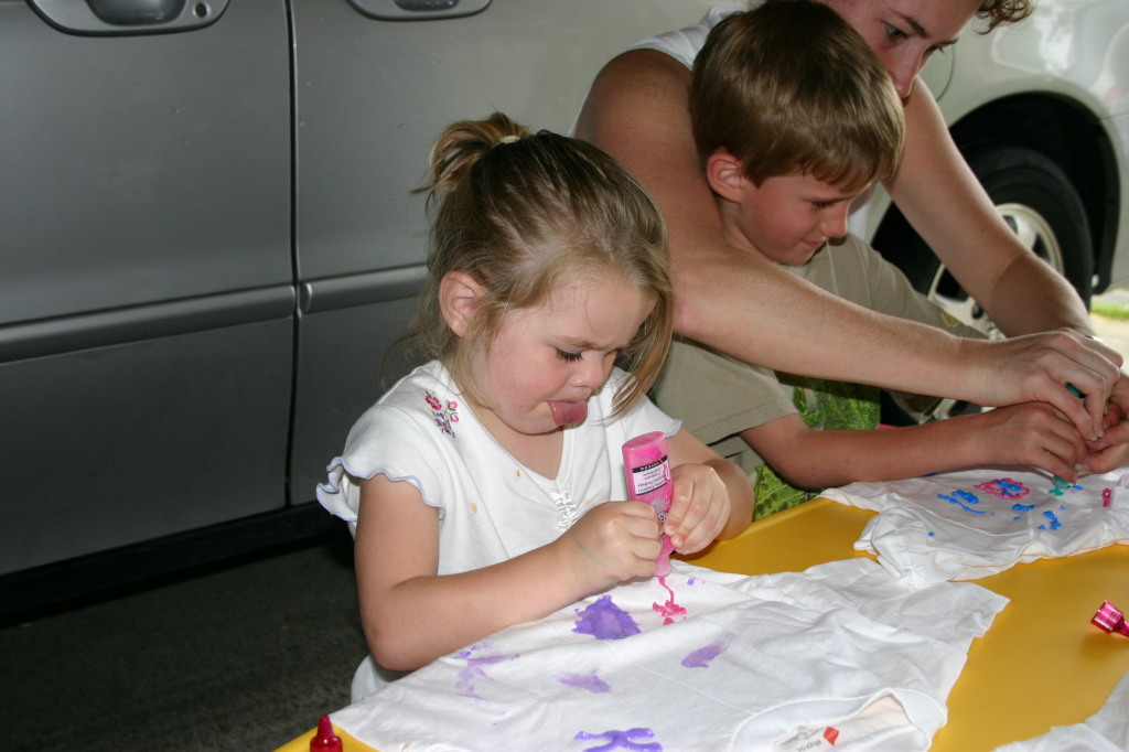 2005-05-08-Mothers-day-14-making-shirts-Chance-Kyla-Suzi.JPG