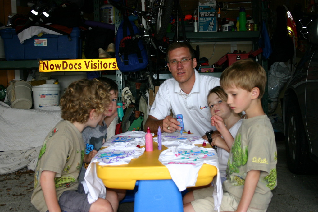 2005/05(May)/Mothers-Day/1024x768_2005-05-08-Mothers-day-16-making-shirts-Chance-Dax-Travis-Vale-Kyla.JPG