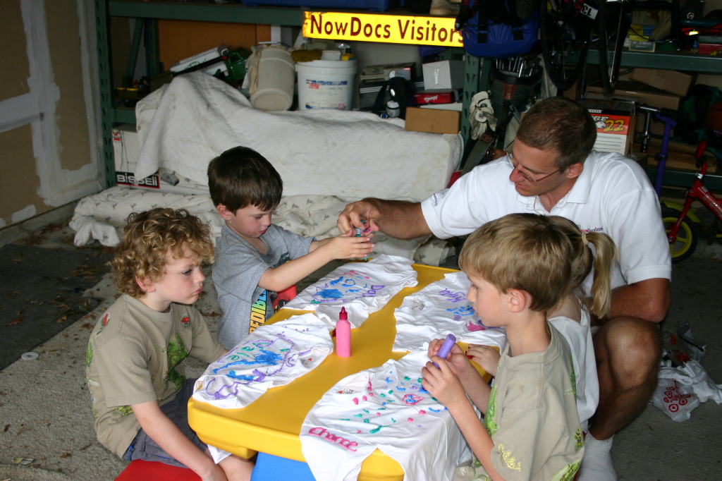 2005/05(May)/Mothers-Day/1024x768_2005-05-08-Mothers-day-19-making-shirts-Chance-Dax-Travis-Vale-Kyla.JPG