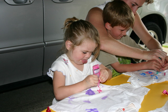 2005-05-08-Mothers-day-14-making-shirts-Chance-Kyla-Suzi.JPG