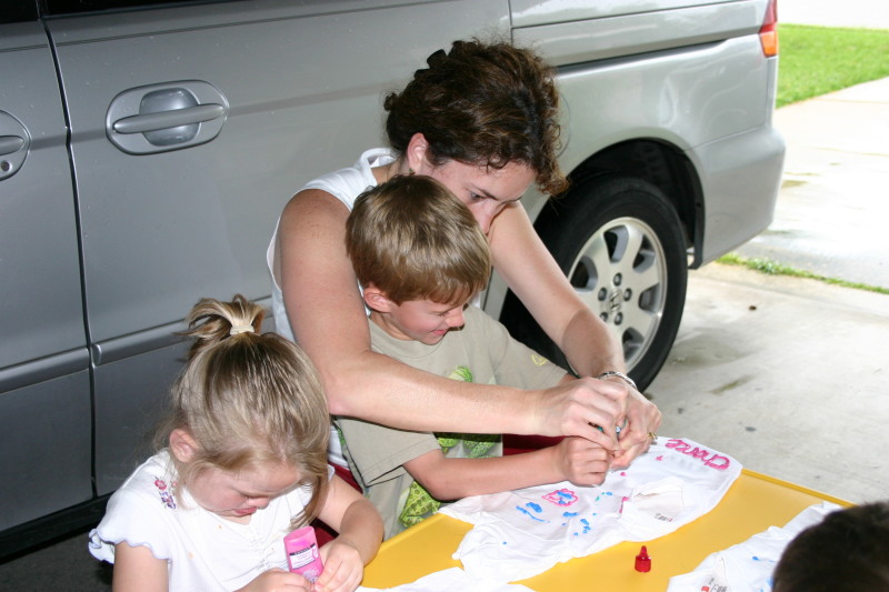 2005-05-08-Mothers-day-13-making-shirts-Chance-Kyla-Suzi.JPG