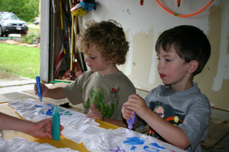 2005/05(May)/Mothers-Day/800x600_2005-05-08-Mothers-day-15-making-shirts-Vale-Dax.JPG