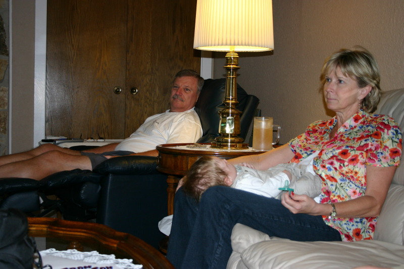 2005/05(May)/Mothers-Day/800x600_2005-05-08-Mothers-day-24-Janeen-Ian-Jim.JPG