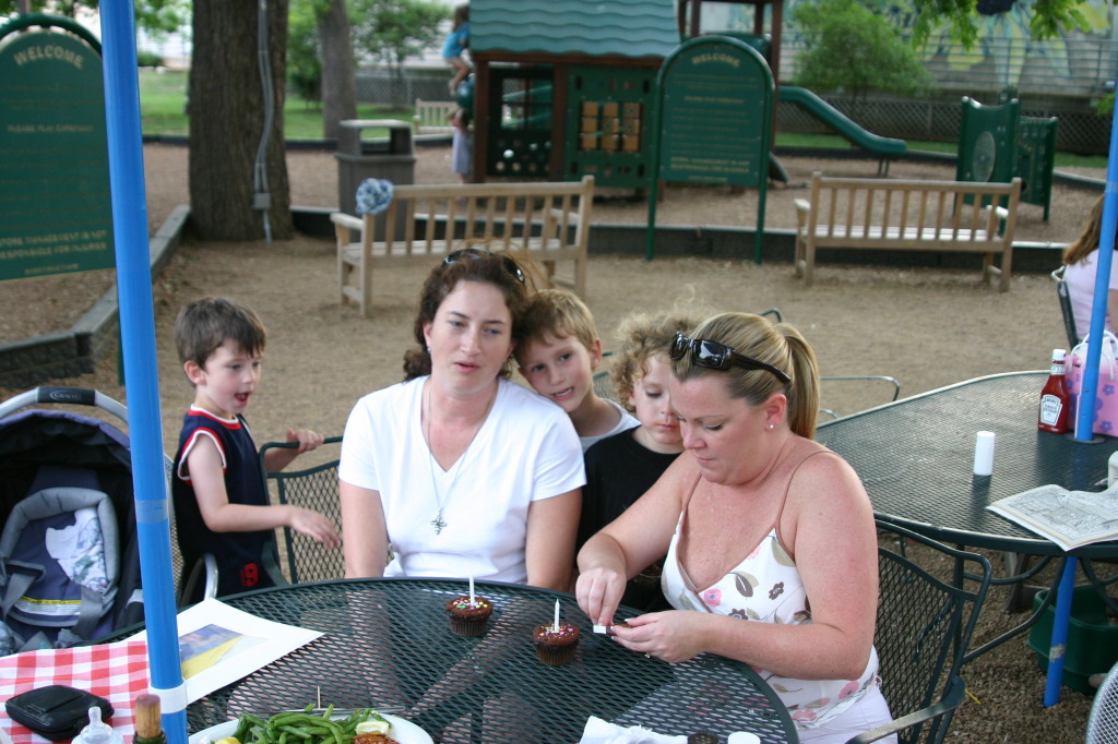 2005/05(May)/Suzi-Katie-Birthday-dinner/1024x768_2005-05-23-Suzi-Katie-bday-06-cupcakes.JPG