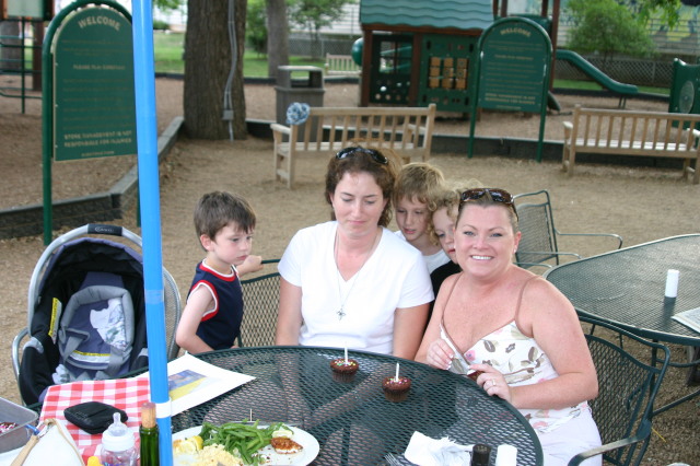 2005-05-23-Suzi-Katie-bday-09-cupcakes.JPG