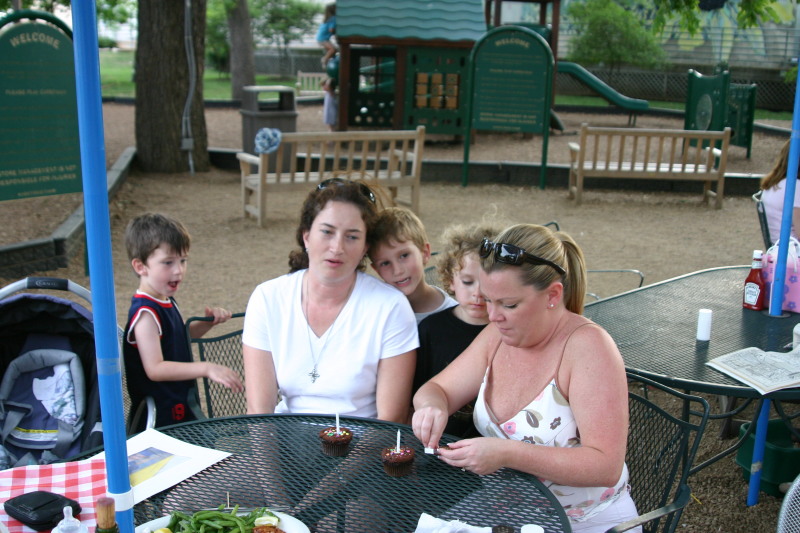 2005/05(May)/Suzi-Katie-Birthday-dinner/800x600_2005-05-23-Suzi-Katie-bday-06-cupcakes.JPG