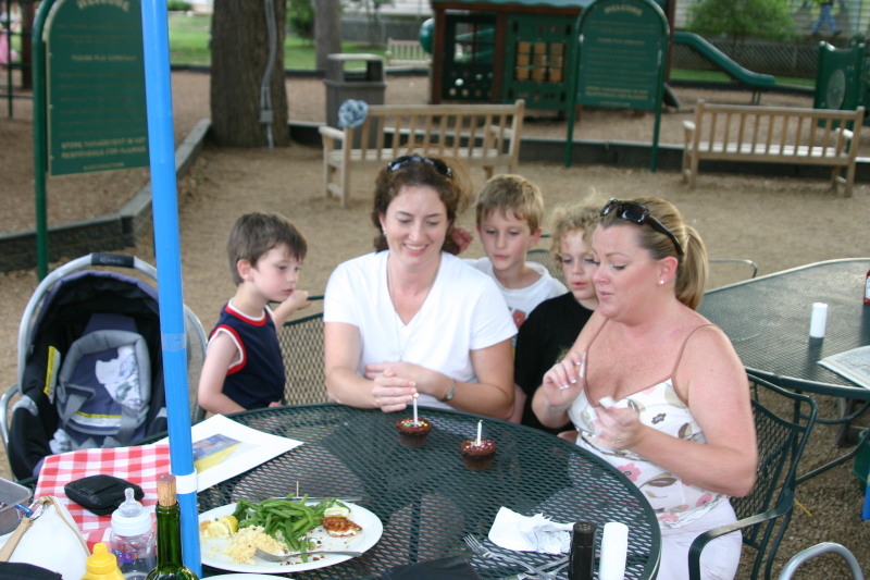 2005/05(May)/Suzi-Katie-Birthday-dinner/800x600_2005-05-23-Suzi-Katie-bday-08-cupcakes.JPG