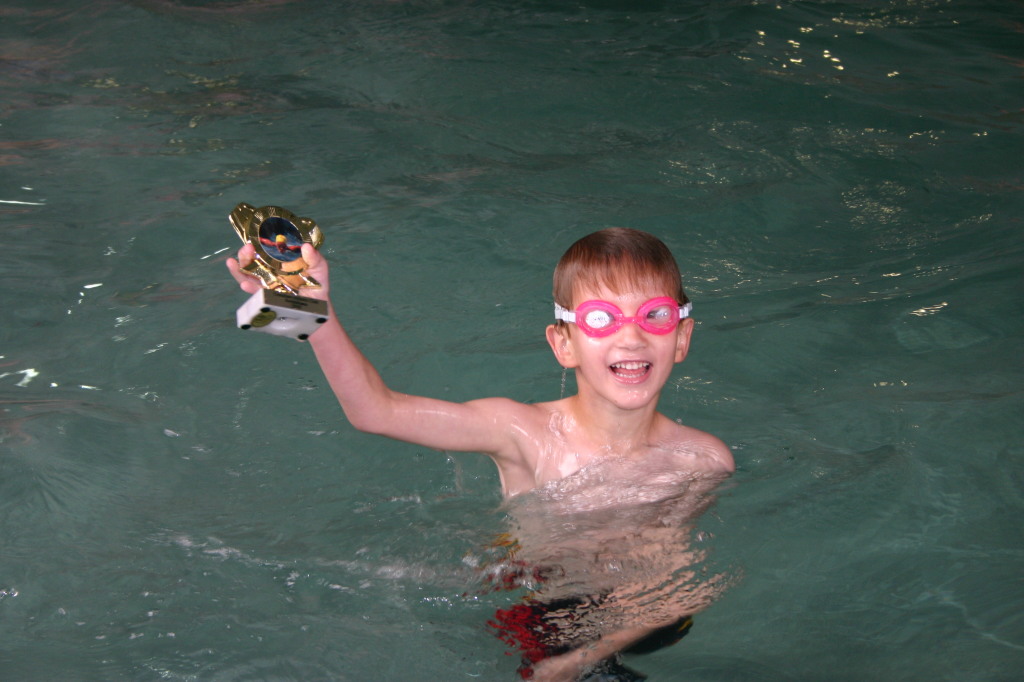 2005/05(May)/Swimming/1024x768_2005-05-12-Chance-Swim-show-76-trophy.JPG