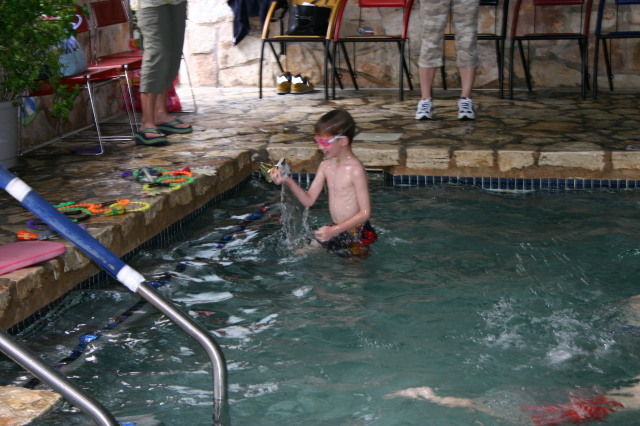 2005/05(May)/Swimming/640x480_2005-05-12-Chance-Swim-show-74-trophy.JPG