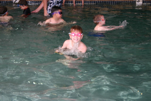 2005/05(May)/Swimming/640x480_2005-05-12-Chance-Swim-show-75-trophy.JPG