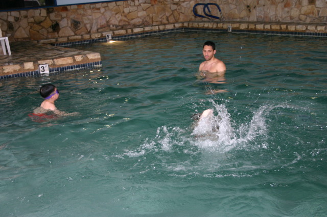 2005/05(May)/Swimming/640x480_2005-05-12-Chance-Swim-show-80.JPG
