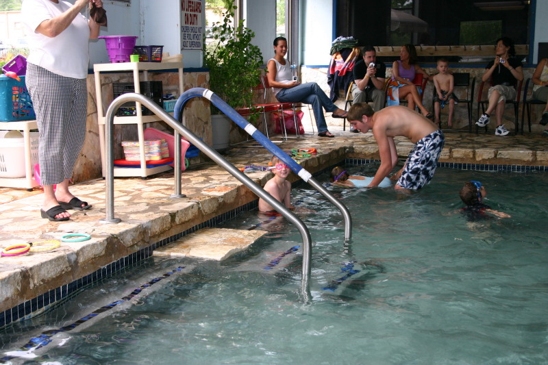 2005/05(May)/Swimming/800x600_2005-05-12-Chance-Swim-show-06.JPG