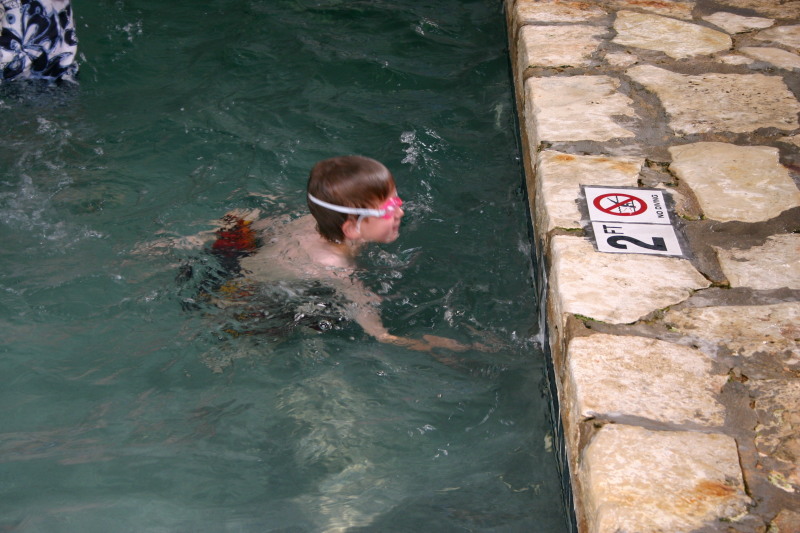 2005/05(May)/Swimming/800x600_2005-05-12-Chance-Swim-show-46.JPG
