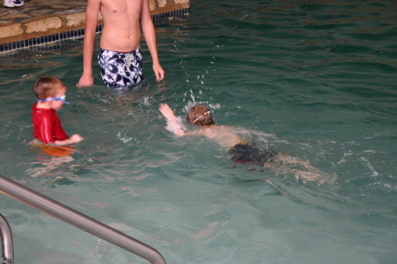 2005/05(May)/Swimming/800x600_2005-05-12-Chance-Swim-show-55.JPG