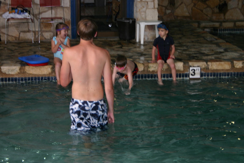 2005/05(May)/Swimming/800x600_2005-05-12-Chance-Swim-show-71-trophy.JPG