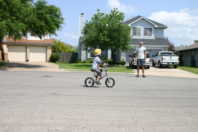 2005/06(June)/Fathers-Day-biking/640x480_2005-06-19-Fathers-Day-03-Dax-biking.JPG