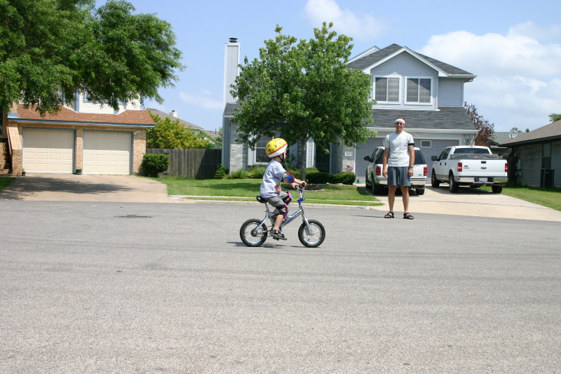 2005/06(June)/Fathers-Day-biking/800x600_2005-06-19-Fathers-Day-03-Dax-biking.JPG