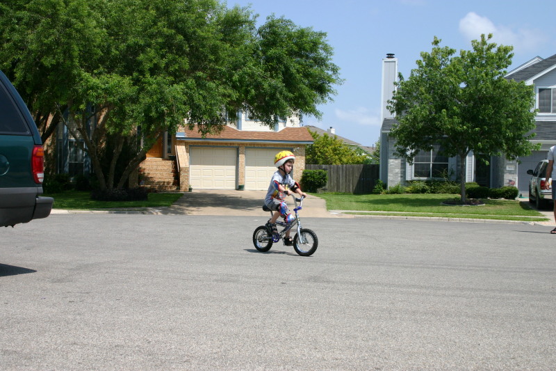 2005/06(June)/Fathers-Day-biking/800x600_2005-06-19-Fathers-Day-05-Dax-biking.JPG