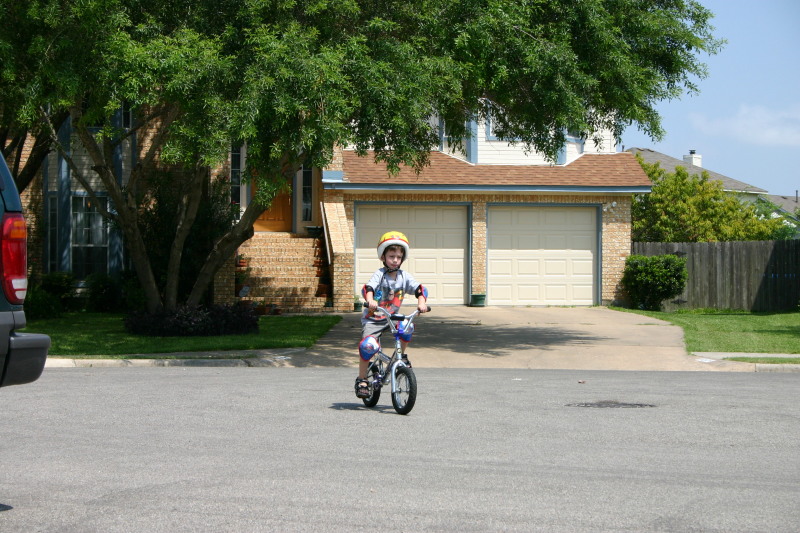 2005/06(June)/Fathers-Day-biking/800x600_2005-06-19-Fathers-Day-09-Dax-biking.JPG