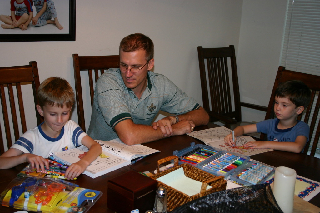 2005/06(June)/Misc/1024x768_2005-06-15-Travis-Chance-Dax-studying-3.JPG