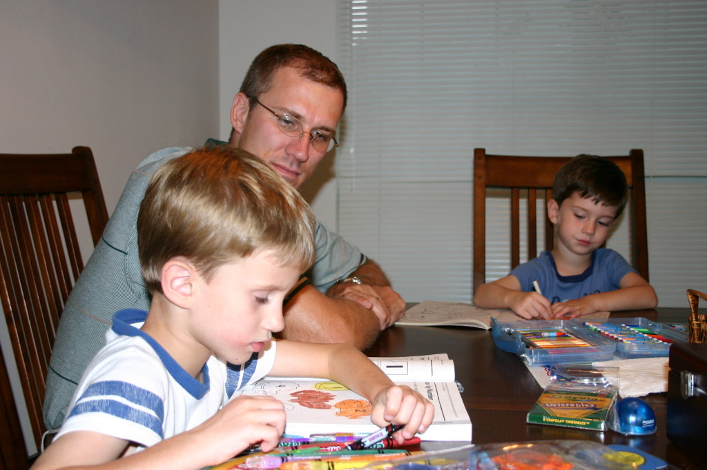 2005/06(June)/Misc/1024x768_2005-06-15-Travis-Chance-Dax-studying-4.JPG