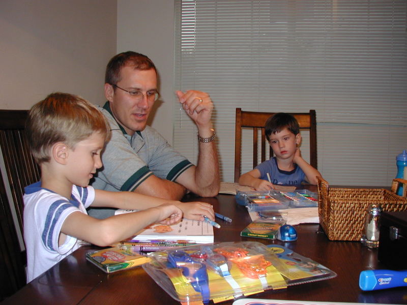 2005/06(June)/Misc/800x600_2005-06-15-Travis-Chance-Dax-studying-2.JPG