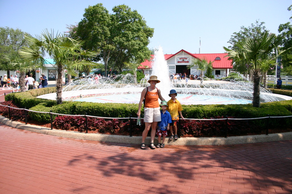2005/06(June)/SeaWorld/2005-06-23-SeaWorld-01-Suzi-Chance-Dax.JPG