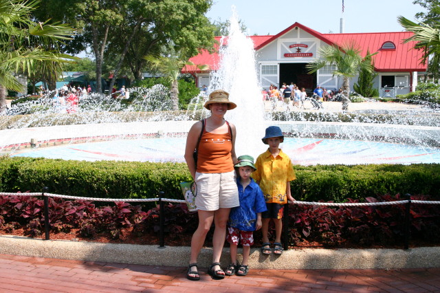 2005/06(June)/SeaWorld/640x480_2005-06-23-SeaWorld-02-Suzi-Chance-Dax.JPG